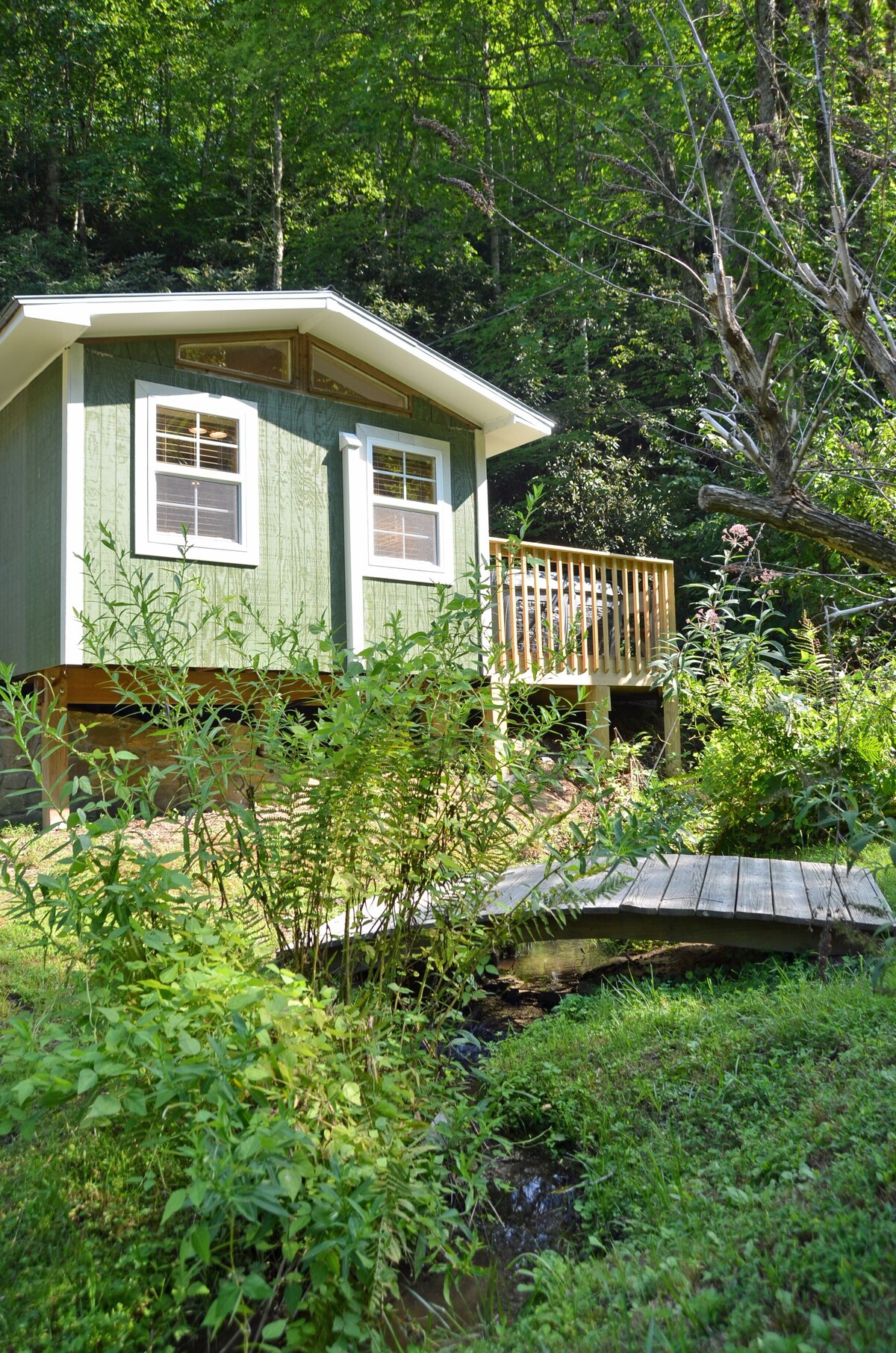 Hot Tub And Deck Along Creek, Pet friendly, Close To NOC, Tsali, And Dragon