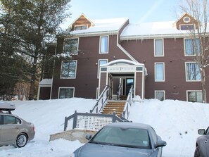 Front entrance to the Ski Slub, parking right out front.