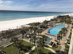 2 large pools, Tiki Bar, Hot Tub, Kiddie Pool