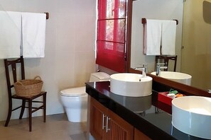 4BR Villa Platinum steps to beach