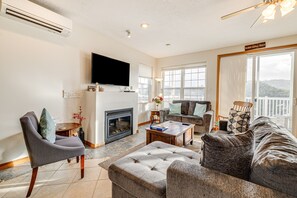 Living Room | Gas Fireplace