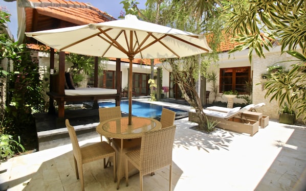  VILLA BETUTU 3 BDRM POOL METRRS TO BEACH