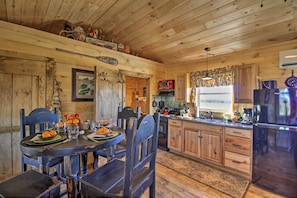 Dining Area | Dishware & Flatware Provided