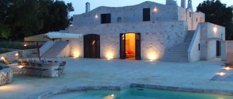 Masseria Il Trappeto at dusk 