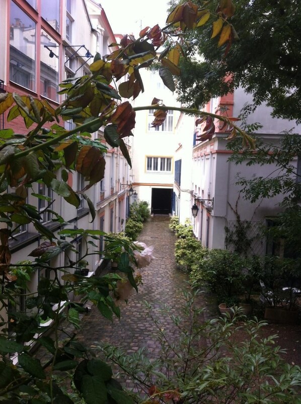 Cosy small (430ft) 1 bedroom flat in rdc of a private courtyard.