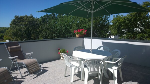 Beautiful 28 m2 terrace perfectly equipped and facing south