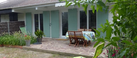 Maison côte terrasse et jardin