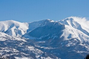 Vue prise du salon: Massif du Hautacam.et les petits villages.