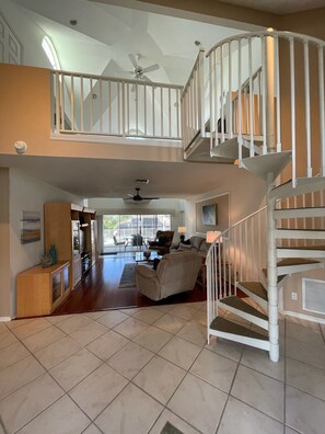 Entrance area leading to third floor bedroom 
