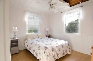 Queen bed room