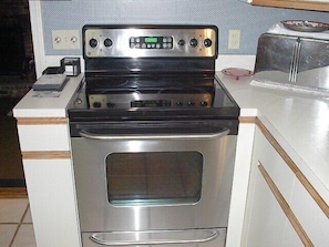 General Electric Oven and cooktop. Pots, lids, skillets in lower drawer.