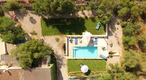 Fotografía aerea de la piscina en la finca 