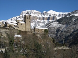 Torla and Casa Petirrojo in the snow