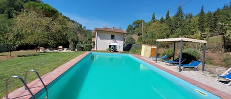 CASALE IL POGGIO : Veduta piscina (6 x 12 mt) e casa