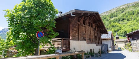 Le Chalet au Tour Blick auf die Straße