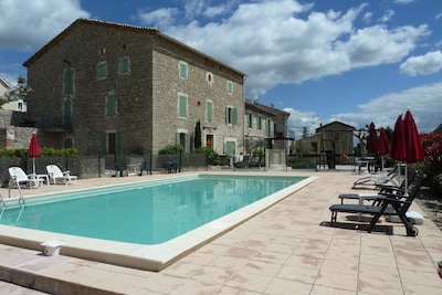 Amplio apartamento en casa de pueblo del siglo XIX con piscina compartida, WiFi y TV vía satélite.