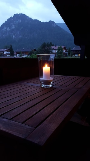 Zu jeder Tages- und Jahreszeit finden Sie Ruhe (und Romantik) auf unserem Balkon