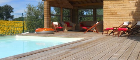 Piscine chauffée avec auvent en bois