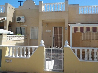 bungalow muy bonito con 2 dormitorios con terraza y solarium con piscina común y co aire