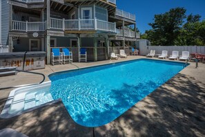 Private Pool: open mid-May to mid-Oct.