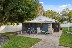 Private entry and outdoor courtyard