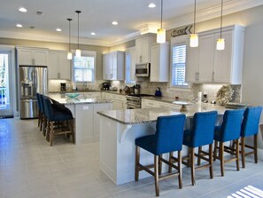 Outstanding spacious chefs Kitchen with seating for 8, fully equipped!