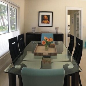 Easy seating for 6 …