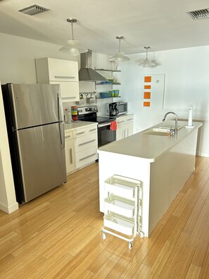 Mango House Kitchen - Renovated with new appliances in 2023
