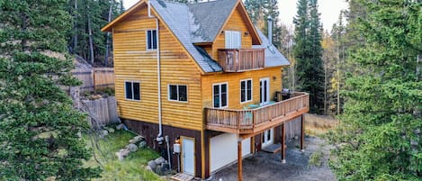 Con Alma is a darling cabin located just 15 miles from Breckenridge at the base of Hoosier Pass in Placer Valley.