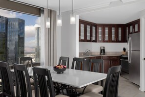 Dining area w/ kitchen