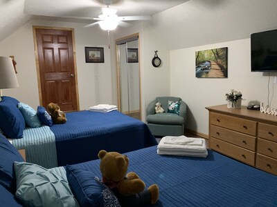 Room for All Berry Beary Cabin. Good for families.