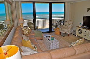 Living room with beach view. 60' smart HDTV with free Netflix. Bose bluetooth