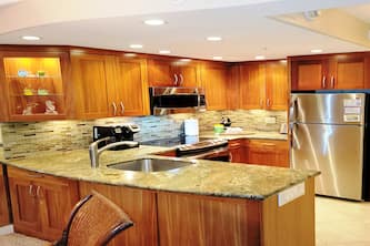 WOW!! - WHALER's BEST STUDIO - Posh Remodel-10th Fl.- PANORAMIC Ocean Views!!!!