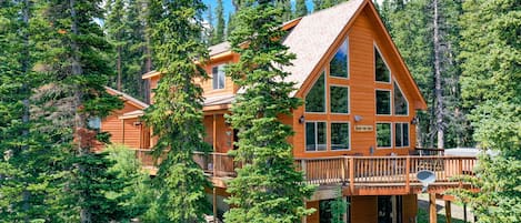 Welcome to Sugar Pine Lodge - a quiet getaway with high-end finishings and great views!