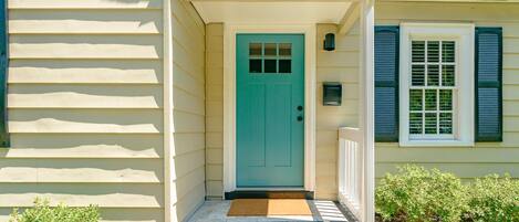 Welcoming aquamarine front door!