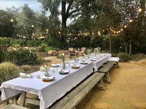 Enjoy al fresco dining in the backyard with beautiful mountain views.