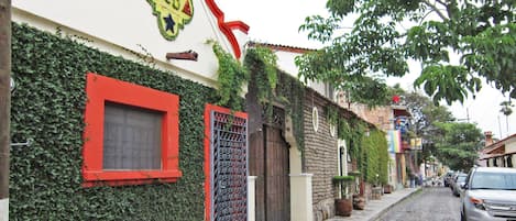 Cobblestone Calle Independencia and adobe home next door to Casa Barbara.