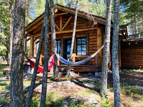 Elk Crest Backyard with hammocks