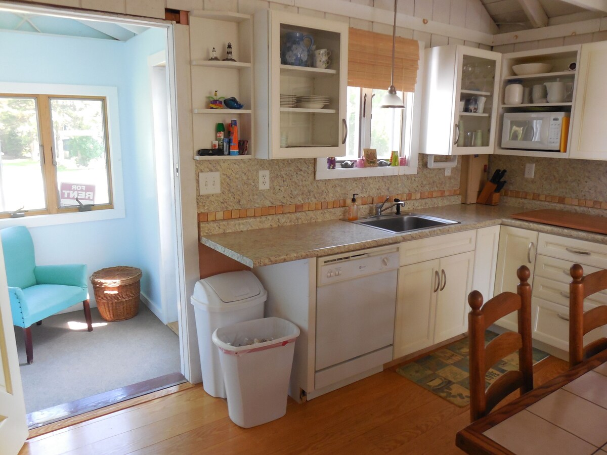 Vintage Cottage- 2 Bedrooms, Sleeps 6 Comfortably, Chalker Beach