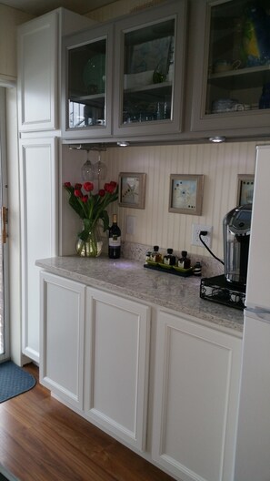 Kitchen with quartz counters, plenty of storage, common appliances