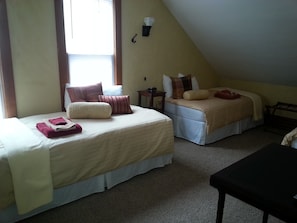 Gold Room - Sleeps 4-5 (3 twin and 1 double bed)