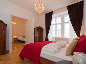 Concerto bedroom 1: Twin Altdeutsch closets