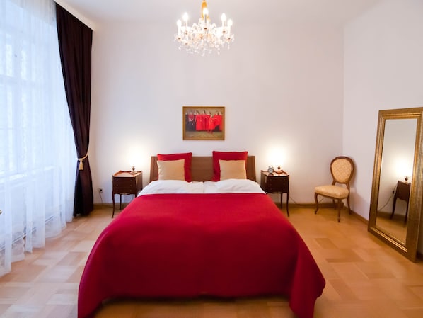 Concerto bedroom 1: King size bed