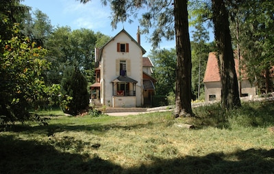 Geräumige französische Villa am Fluss, einzigartiges Ferienhaus für Familie und Freunde