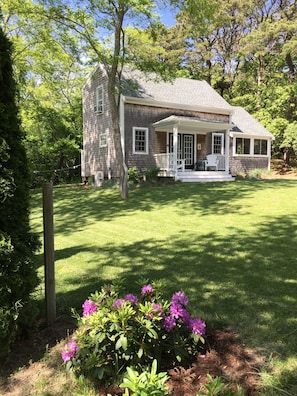 The Post & Beam Cottage ~ Perfect Retreat near Great Pond & Cahoon Hollow Beach