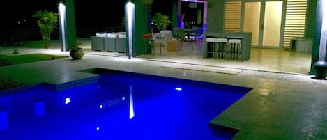 SPECIAL ILLUMINATION POOL AND TERRACE