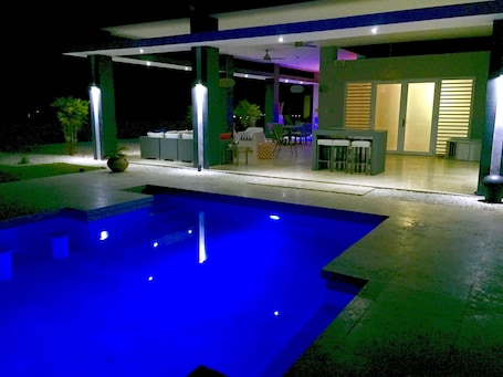 SPECIAL ILLUMINATION POOL AND TERRACE
