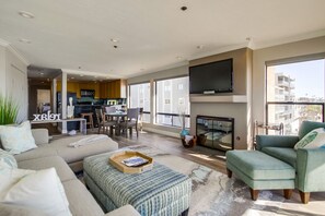 Living room with modern decor and TV with Cable