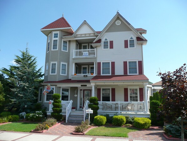 Five Bedroom, Four Bath condo with space for everyone!