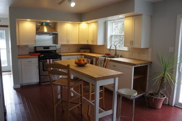 Kitchen fully equipped for 8, gas stove, dishwasher, washer & dryer. 